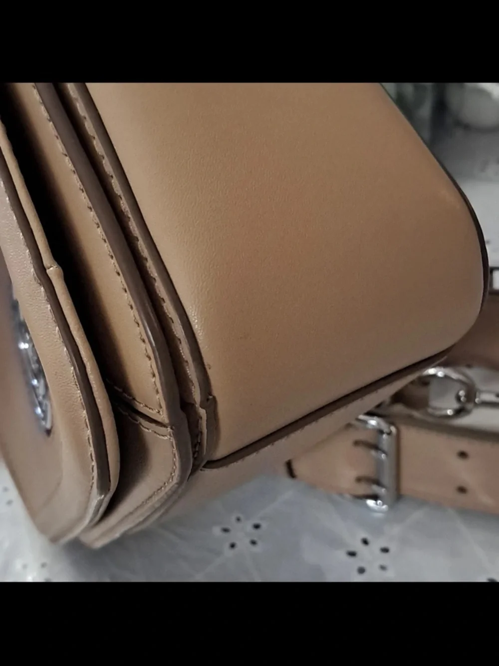 Marc Jacobs Beige Leather Crossbody with Signature Medallion - Picture 4 of 16